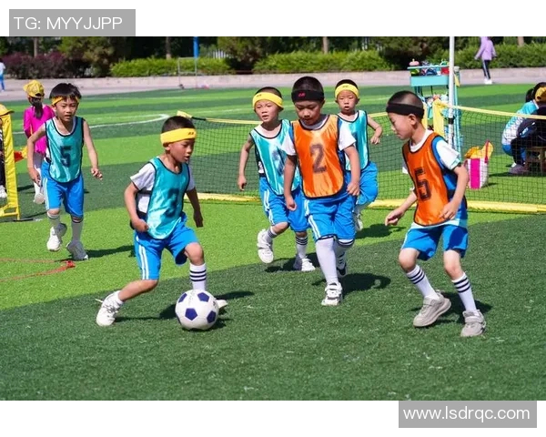 小孩目睹足球明星在绿茵场上挥洒汗水瞬间心中梦想悄然萌芽