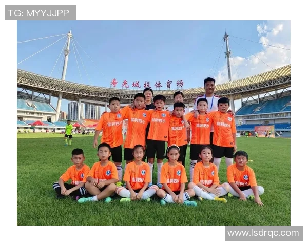 小朋友热情邀请足球明星共度快乐时光展现梦想与友谊的精彩瞬间